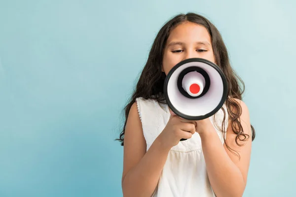 Vista Lateral Del Niño Femenino Gritando Megáfono Mientras Está Pie —  Fotos de Stock