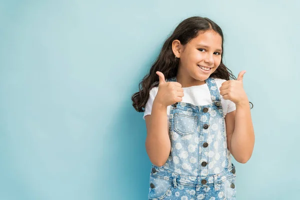 Sorrindo Menina Hispânica Mostrando Polegares Para Cima Fazer Contato Visual — Fotografia de Stock