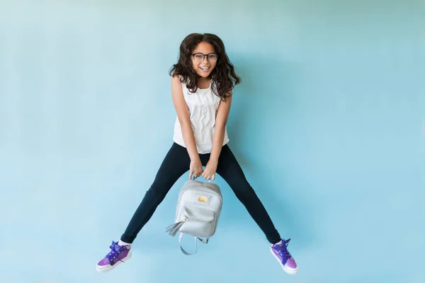 Vrolijke Pre Adolescente Vrouwelijke Student Houden Rugzak Lucht Tegen Turquoise — Stockfoto