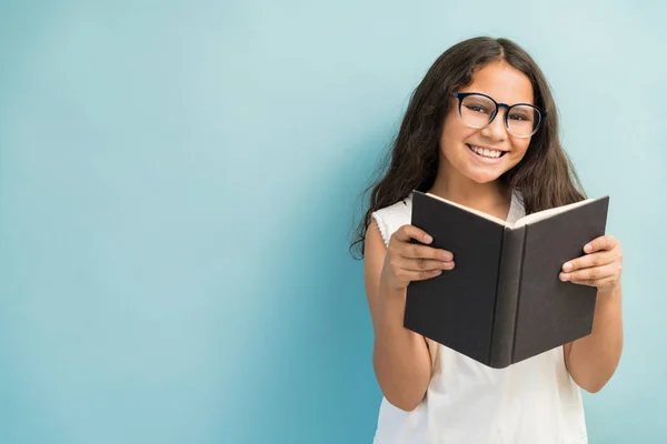 Feliz Estudiante Hispana Con Anteojos Sosteniendo Libro Mientras Hace Contacto —  Fotos de Stock