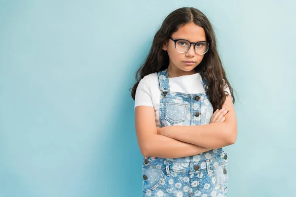 Portret Van Overstuur Vrouwelijk Kind Staande Met Armen Gekruist Tegen — Stockfoto