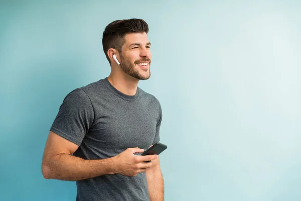 Schöner Hispanischer Mann Der Wegschaut Und Sein Handy Der Hand — Stockfoto