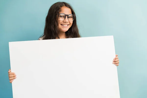 Portrét Usměvavé Dívky Dlouhými Hnědými Vlasy Držící Prázdný Bílý Štítek — Stock fotografie