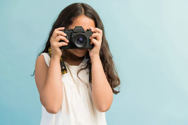 年轻的拉丁女孩站在演播室用数码相机拍照 — 图库照片