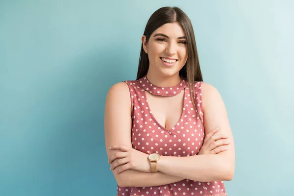 Retrato Una Hermosa Joven Pie Con Los Brazos Cruzados Estudio — Foto de Stock