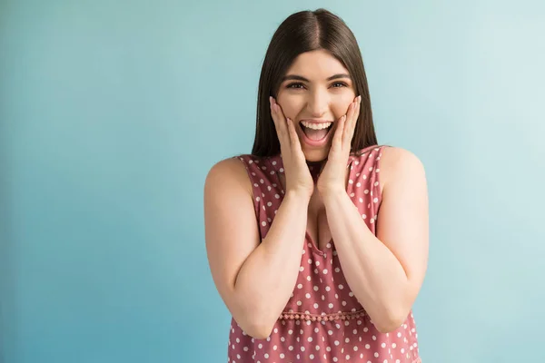 Mooie Jonge Vrouw Met Handen Wangen Terwijl Het Maken Van — Stockfoto