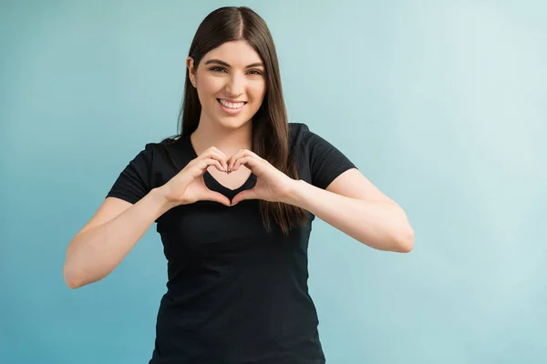 Pretty Female Smiling While Making Heart Shape Her Hands Studio — Stock Photo, Image