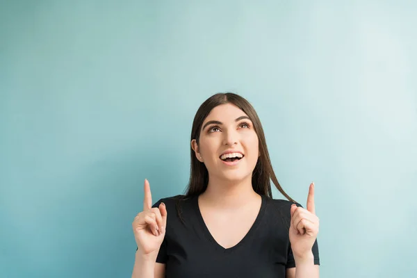 Mulher Atraente Sorrindo Gesticulando Com Dedos Enquanto Olha Para Cima — Fotografia de Stock