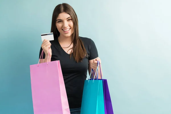 Portrait Pretty Young Woman Showing Credit Card While Holding Shopping — Stock Photo, Image