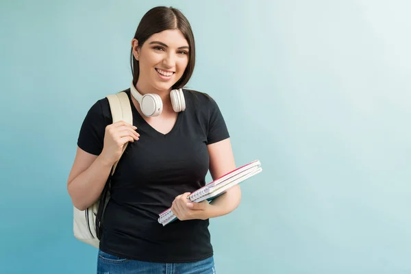 Goed Uitziende Vrouwelijke Universitaire Student Glimlachen Terwijl Staan Met Boeken — Stockfoto