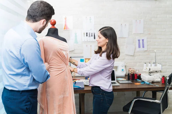 Designer Moda Atraente Colega Trabalho Examinando Tecido Manequim Estúdio Têxtil — Fotografia de Stock