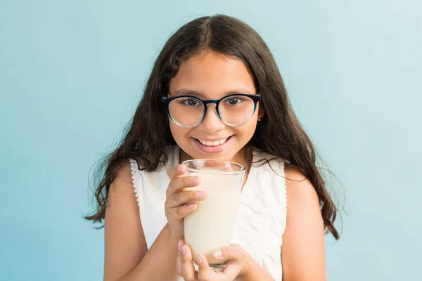 Leende Latinamerikansk Flicka Dricker Färsk Mjölk Från Glas Samtidigt Som — Stockfoto