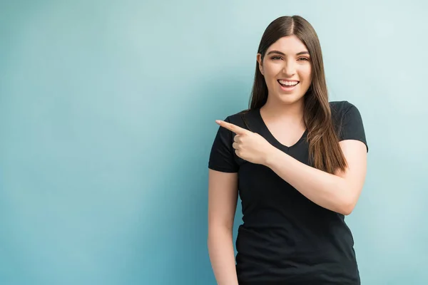 Retrato Una Mujer Guapa Sonriendo Mientras Señala Espacio Copia Contra —  Fotos de Stock