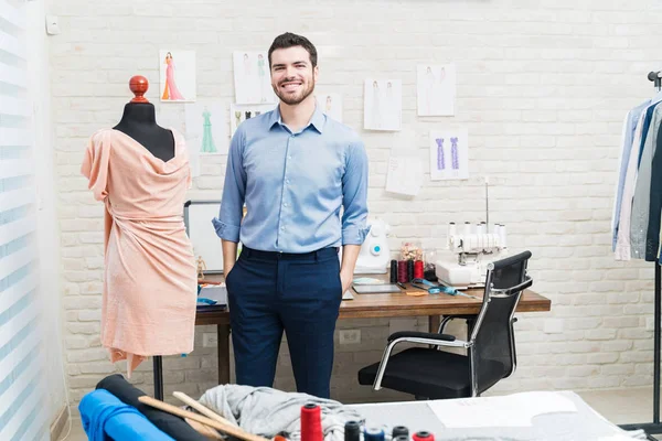 Sorrindo Atraente Costureira Masculina Com Mãos Nos Bolsos Pelo Manequim — Fotografia de Stock