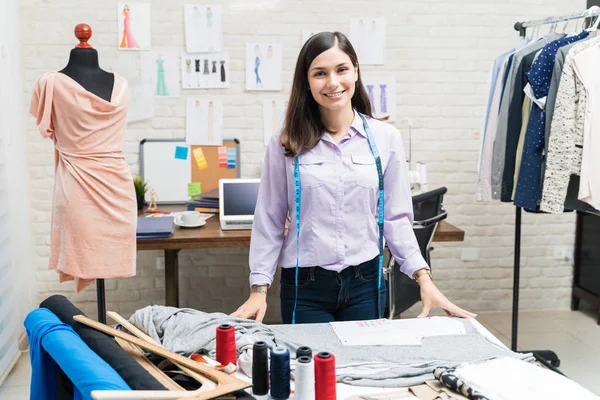 Porträt Einer Lächelnden Jungen Schönen Modedesignerin Der Werkbank Atelier — Stockfoto