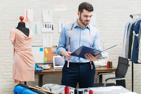 Junge Engagierte Schneiderin Schaut Der Fabrik Auf Die Akte — Stockfoto