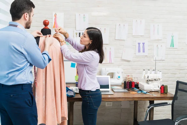 Jóvenes Diseñadores Moda Latina Masculina Femenina Vistiendo Maniquí Estudio Ropa — Foto de Stock