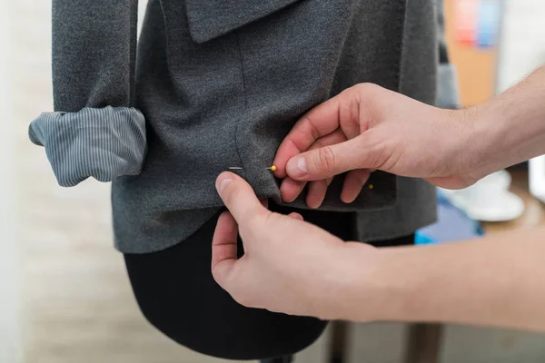 Sluiten Van Mannelijke Kleermakers Handen Zetten Rechte Pin Grijs Pak — Stockfoto