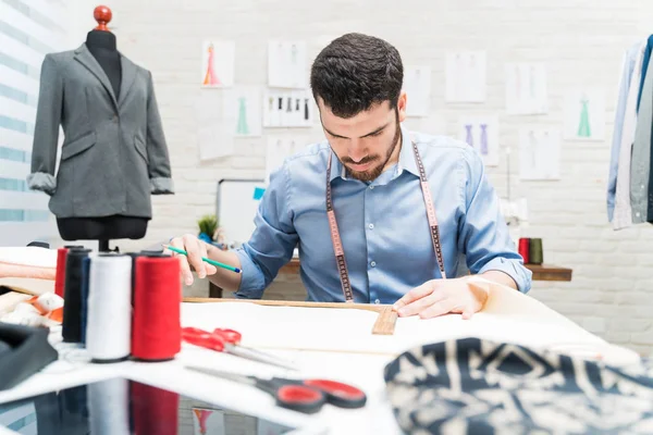 Dedicato Bel Giovane Sarto Che Modelli Abbigliamento Banco Lavoro Officina — Foto Stock