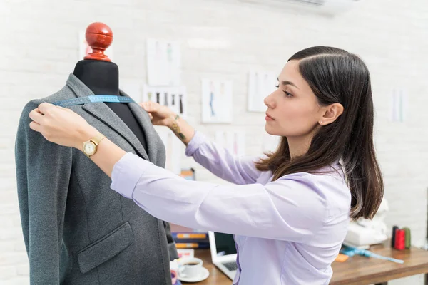 Joven Diseñador Hispano Midiendo Traje Maniquí Estudio Diseño — Foto de Stock