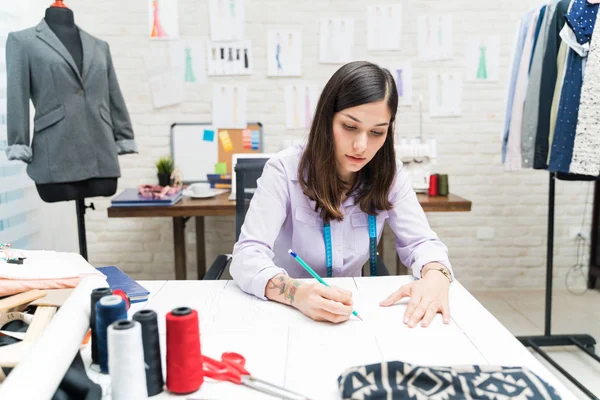 Jovem Alfaiate Hispânico Trabalhando Projetos Mesa Estúdio Moda — Fotografia de Stock