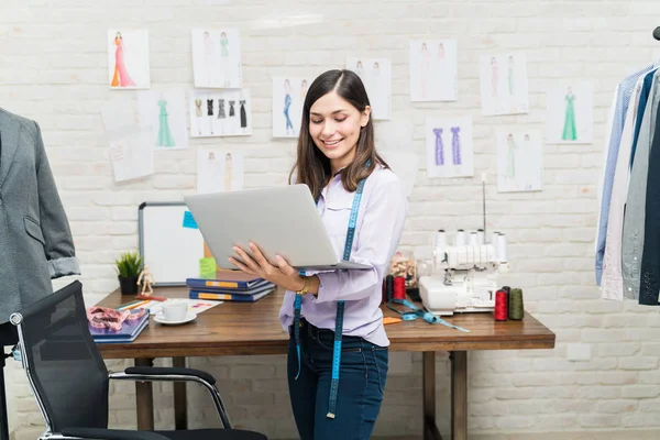 Profissional Sorrindo Feminino Usando Laptop Enquanto Trabalhava Oficina Design — Fotografia de Stock