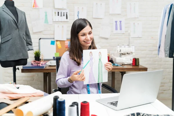 Stilista Fiducioso Mostrando Nuovi Disegni Sul Computer Portatile Attraverso Videoconferenza — Foto Stock