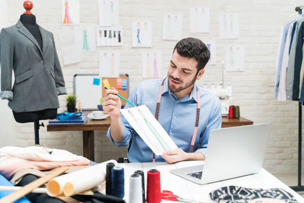 Giovane Designer Sesso Maschile Spiegando Sopra Disegni Computer Portatile Banco — Foto Stock