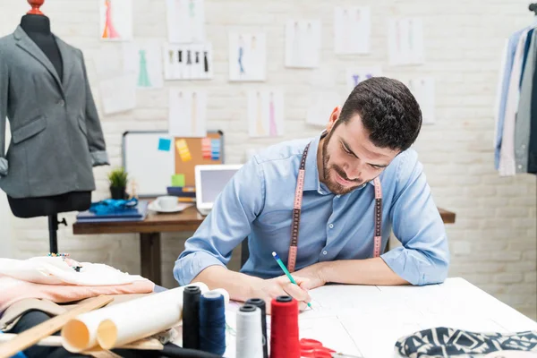 时尚工作室工作台上的男性拉丁裁缝设计 — 图库照片