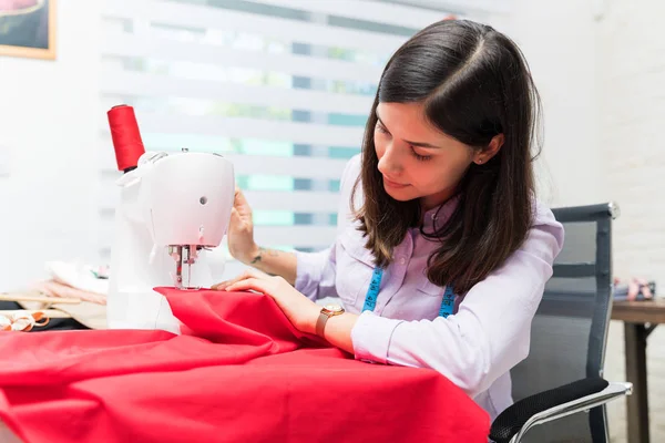 Atölyede Masasında Dikiş Makinesi Olan Genç Spanyol Kadın Profesyonel Dikiş — Stok fotoğraf