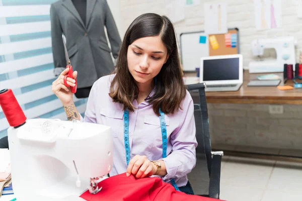 Schneiderin Mit Schere Arbeitet Kleidung Während Sie Nähmaschine Schreibtisch Der — Stockfoto