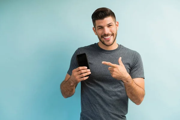 Retrato Buen Aspecto Joven Milenial Masculino Sonriendo Mientras Señala Teléfono — Foto de Stock