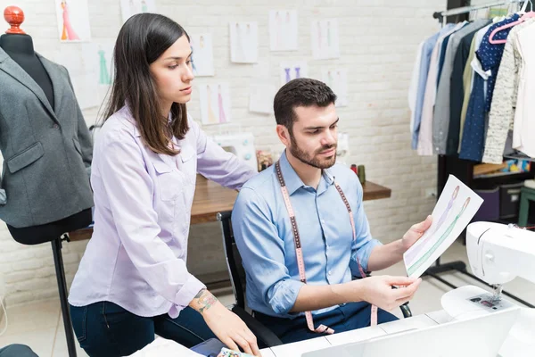 Hispanic Fashion Professional Discussing Coworker New Designs Textile Industry — Stock Photo, Image