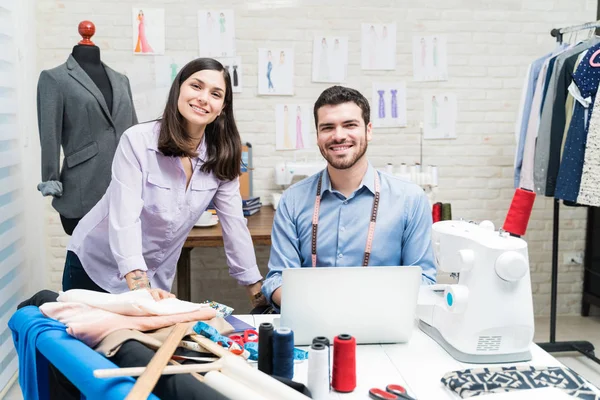 Selbstbewusste Bekleidungsprofis Mit Laptop Werkbank Bekleidungsgeschäft — Stockfoto