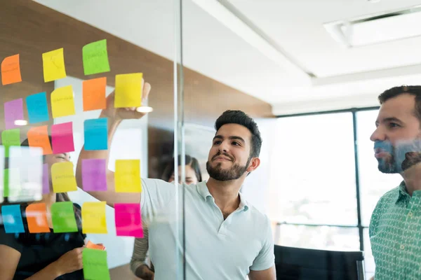 Jovem Empresário Faz Brainstorming Com Colegas Trabalho Reunião Escritório — Fotografia de Stock