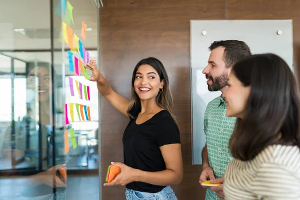 Gerente Confiante Sorrindo Discutir Sobre Notas Adesivas Com Colegas Trabalho — Fotografia de Stock