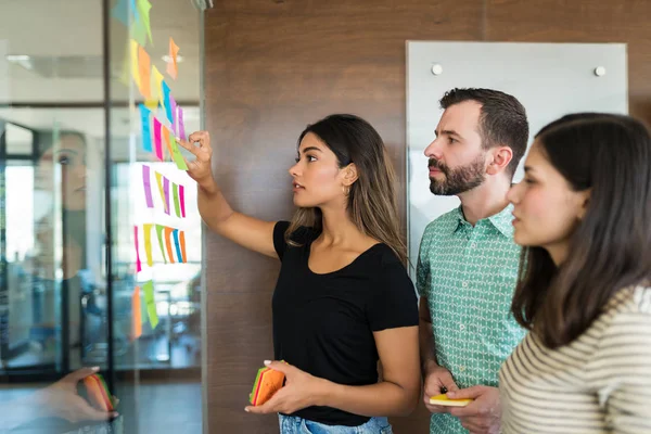 Brainstorming Avec Des Collègues Lors Une Réunion Sur Lieu Travail — Photo