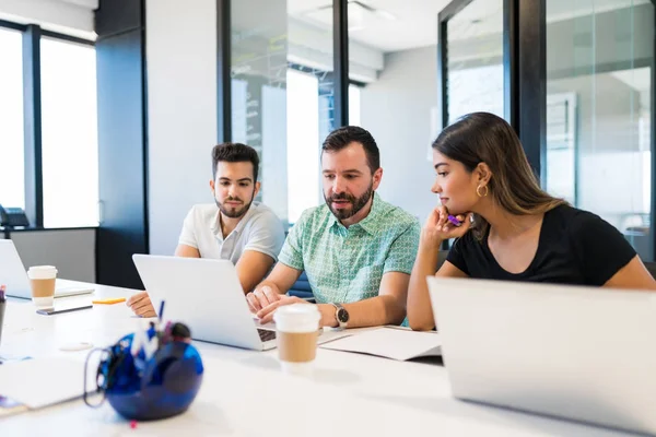 Gerente Adulto Medio Explicando Los Profesionales Negocios Sobre Portátil Escritorio — Foto de Stock