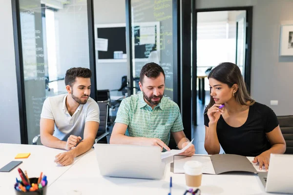 Manlig Ledare Diskuterar Över Dokument Vid Skrivbordet Arbetsplatsen — Stockfoto