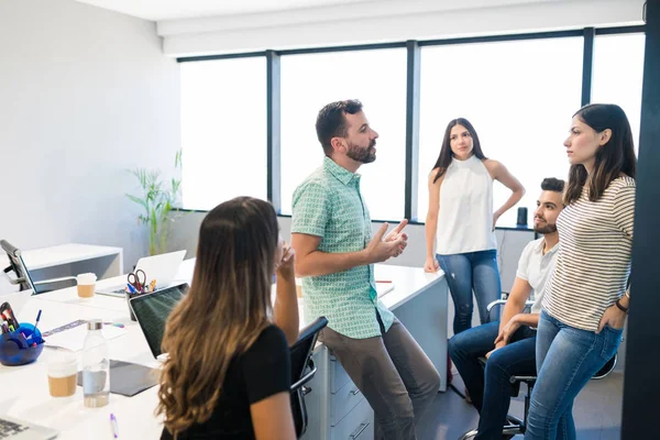 Manager Bespreken Plan Met Business Team Vergadering Kantoor — Stockfoto