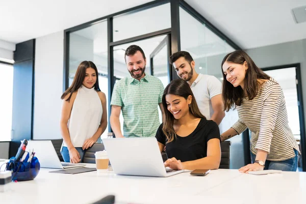 Sonriente Mujer Gerente Discutiendo Sobre Portátil Con Colegas Escritorio Reunión — Foto de Stock