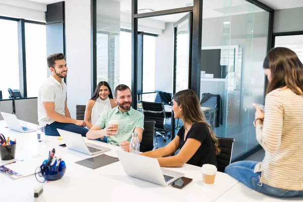 Profesionales Negocios Hablando Durante Pausa Para Tomar Café Escritorio — Foto de Stock