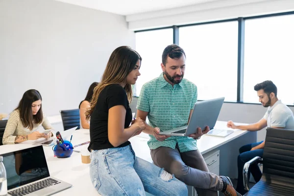 Profesionales Discutiendo Sobre Ordenador Portátil Mientras Están Sentados Con Sus — Foto de Stock