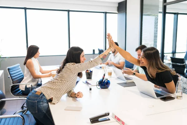 Zufriedene Geschäftsfrauen Geben High Five Nach Erfolgreichem Projekt Schreibtisch Büro — Stockfoto