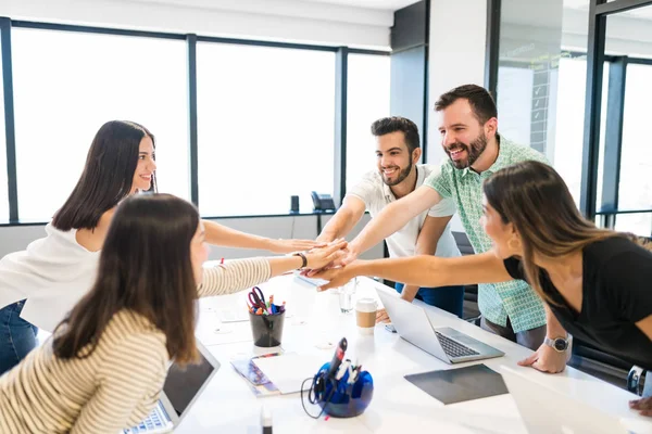 Pessoas Negócios Felizes Comemorando Sucesso Empilhar Mãos Reunião Motivacional Escritório — Fotografia de Stock