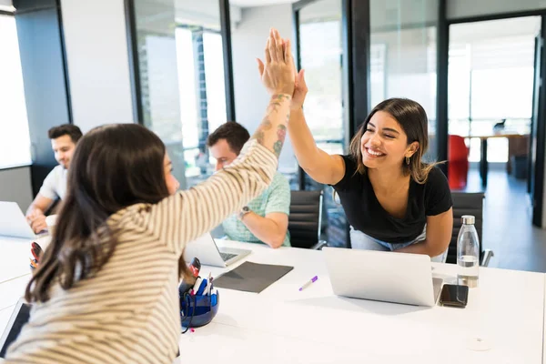 Framgångsrika Kvinnliga Kollegor Ger High Five Vid Skrivbordet Kreativ Arbetsplats — Stockfoto