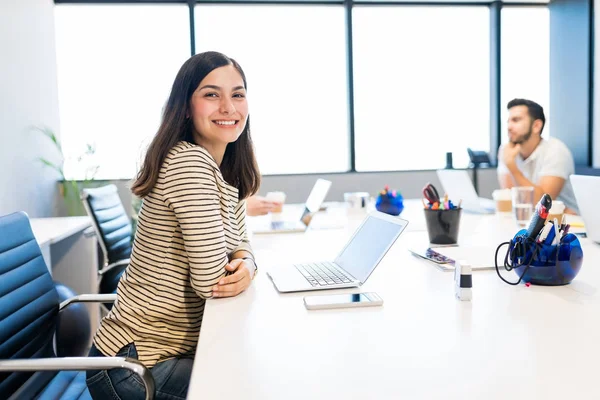 Gyönyörű Női Menedzser Dolgozik Laptop Íróasztal Irodában — Stock Fotó