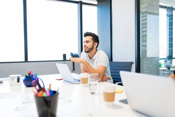 Junge Männliche Berufstätige Laptop Schreibtisch Büro — Stockfoto