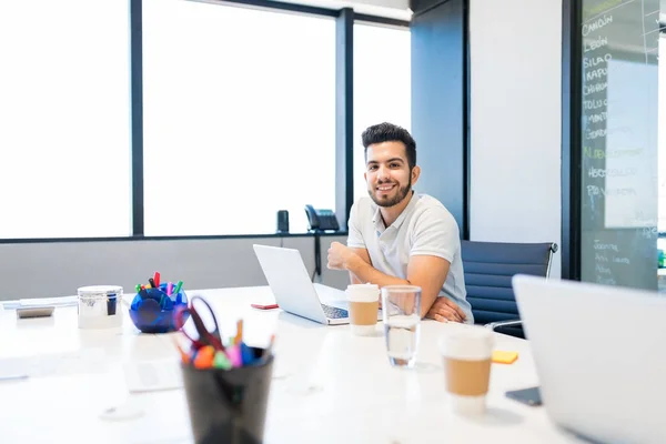 Hispanische Führungskraft Nutzt Laptop Während Der Arbeit Büro — Stockfoto