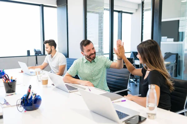 Felices Colegas Negocios Que Dan Cinco Escritorio Lugar Trabajo — Foto de Stock